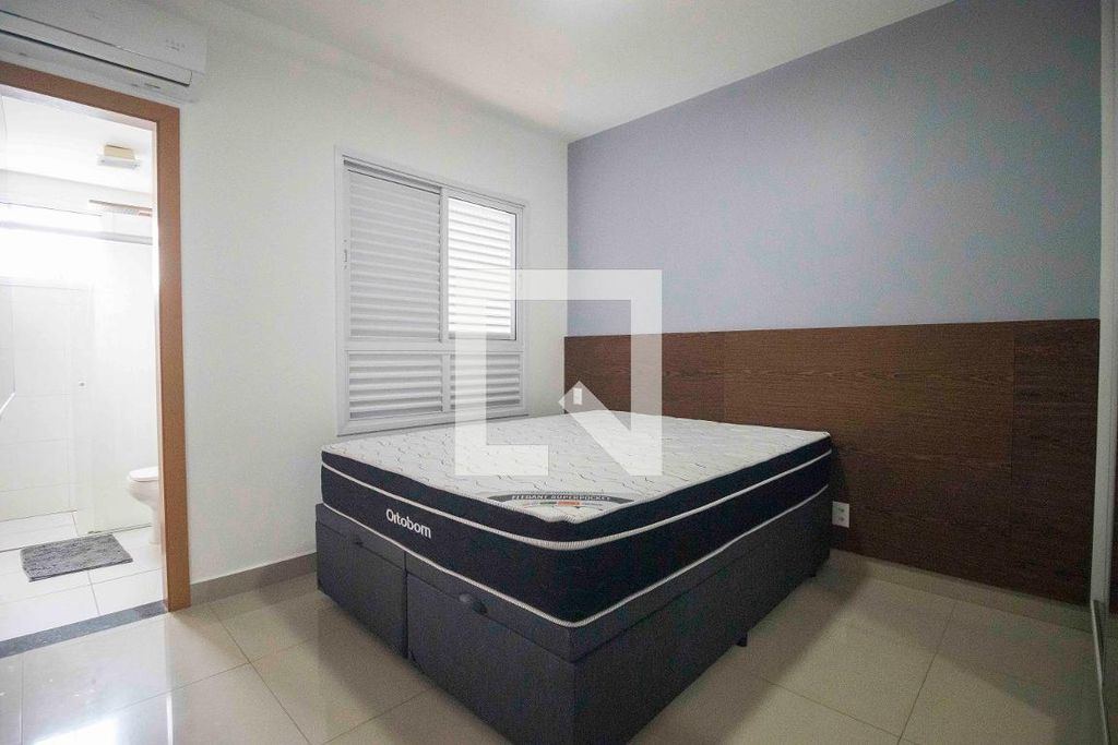Suíte com cama box e armário