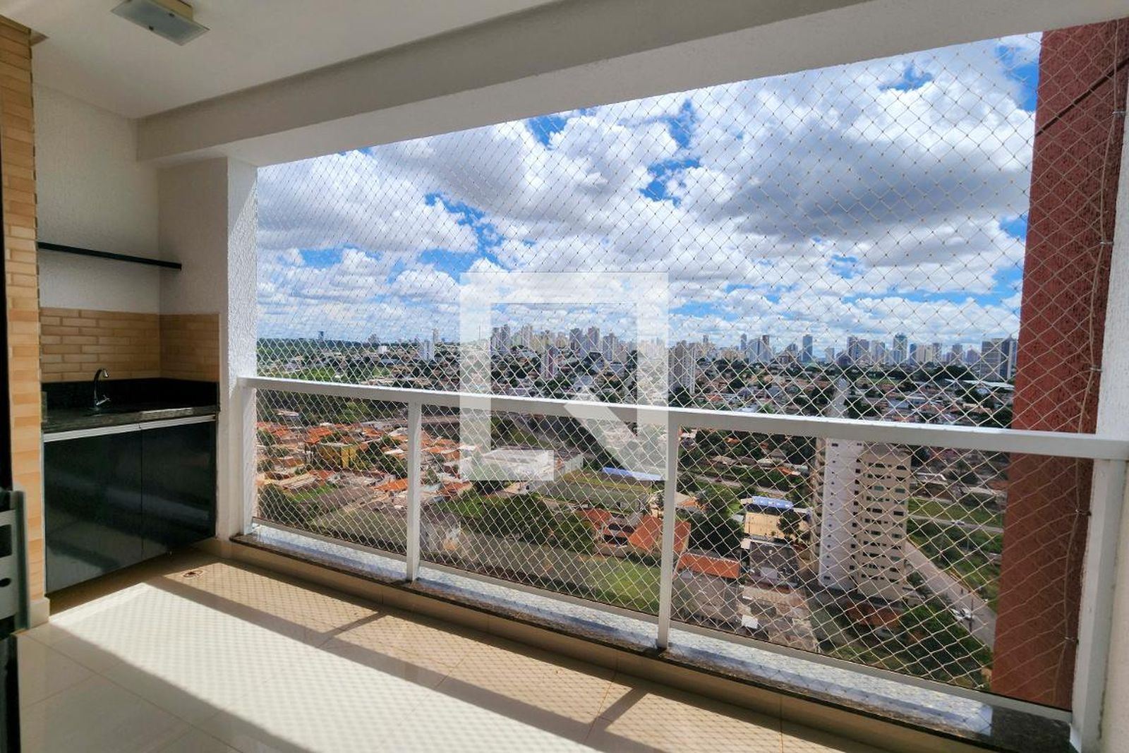 Varanda gourmet do apartamento com vista panorâmica de Goiânia